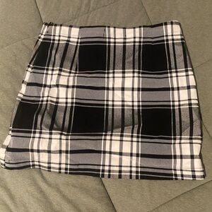 Urban Outfitters Women’s Black and White Plaid mini Skirt - Size M